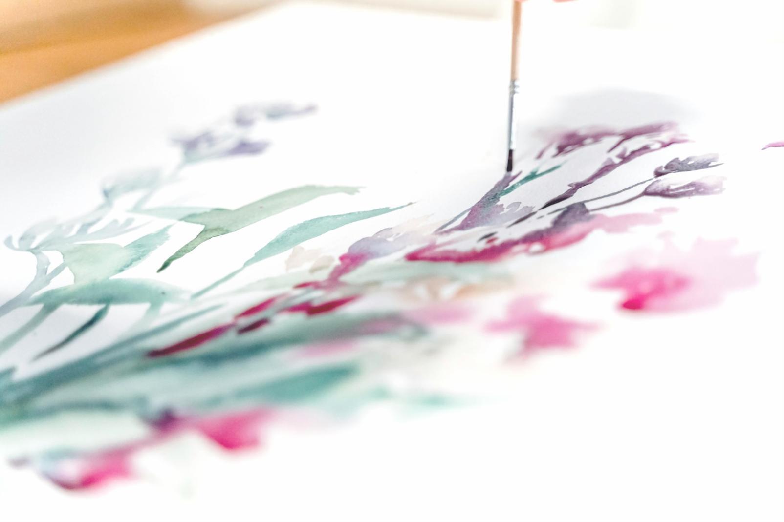 Proceso de creación artística mostrando diferentes etapas del dibujo