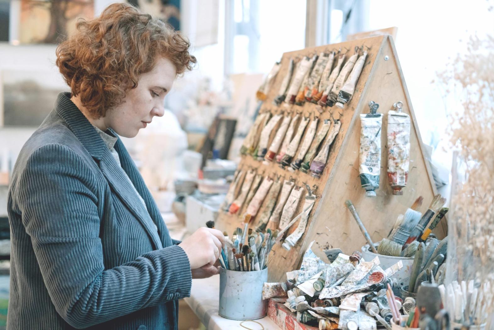 Estudiante practicando técnicas de dibujo con materiales artísticos